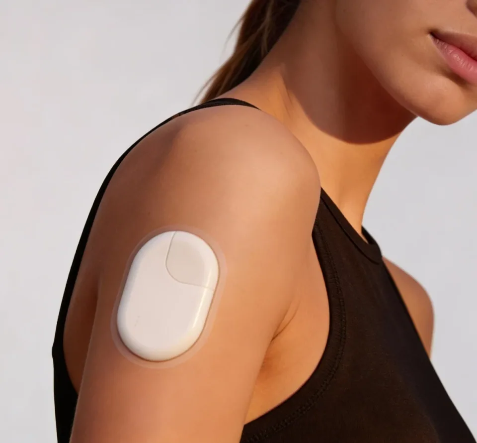 The applicator placed against an upper arm